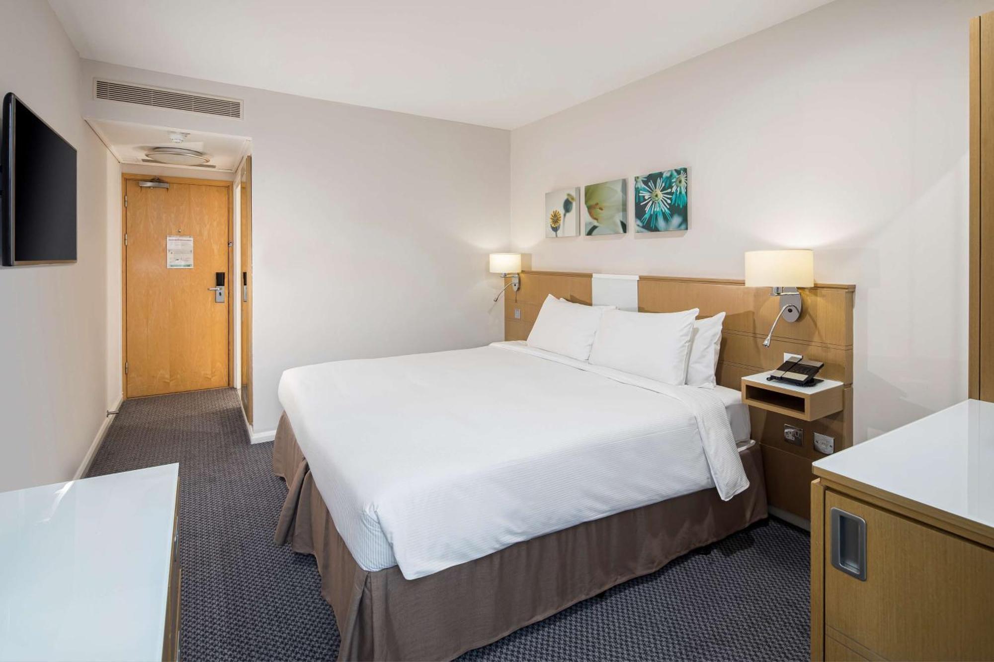 Hilton Garden Inn Bristol City Centre Exterior photo
